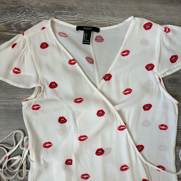 Lip print wrap dress - Picture 6 of 12